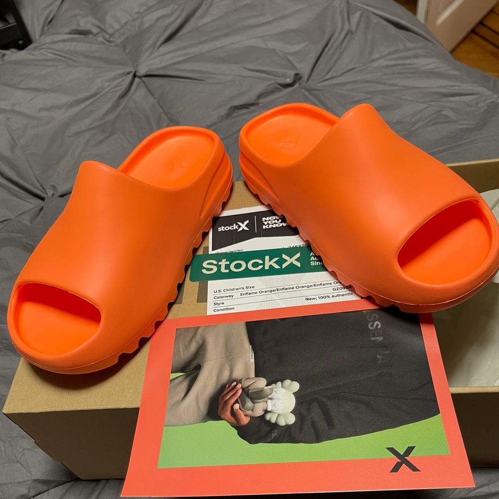 Brand new kid yeezy’s slides. Orange 🔥